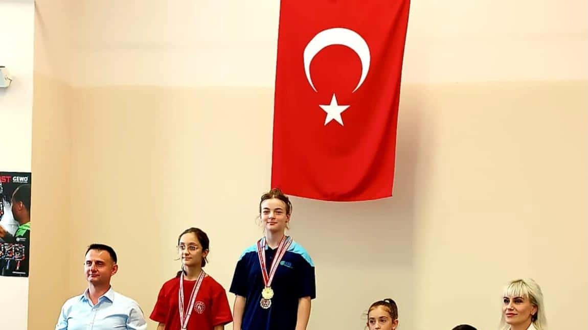 Öğrencimiz Elif Hanzade ASLAN 23 Nisan Ulusal Egemenlik ve Çocuk Bayramı Masa Tenisi Müsabakalarında Kızlar Turnuvasında Kocaeli’de Birinci
